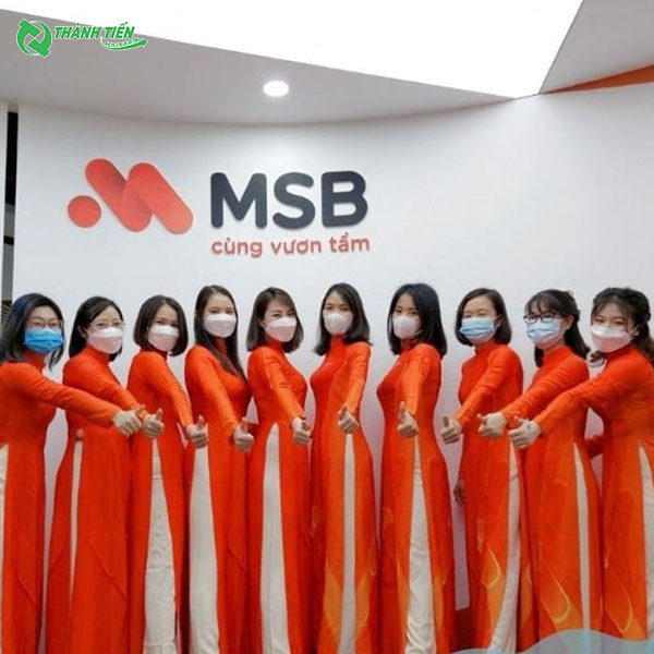 Áo dài nữ màu cam tại ngân hàng MSB