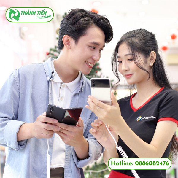 Hình ảnh nhân viên nữ fptshop tư vấn cho khách hàng