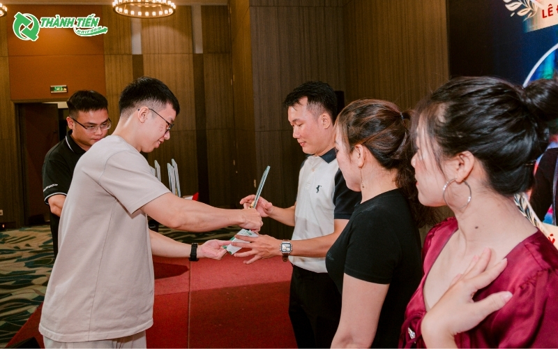 vinh-danh-nhan-vien-thanh-tien-group_(10)