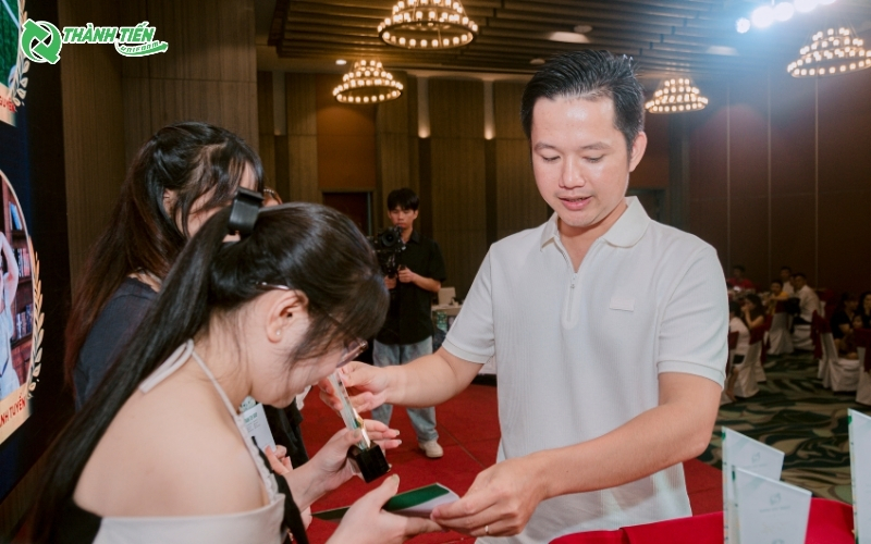 vinh-danh-nhan-vien-thanh-tien-group_(8)